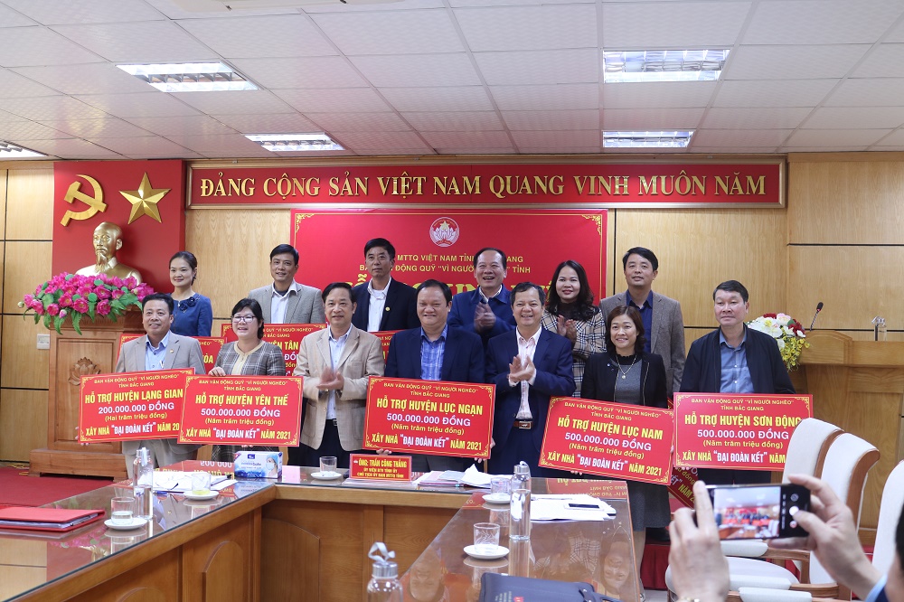 Ban Thường trực - Ban Vận động “Quỹ vì người nghèo” tỉnh Bắc Giang hỗ trợ 3,2 tỷ đồng xây nhà...